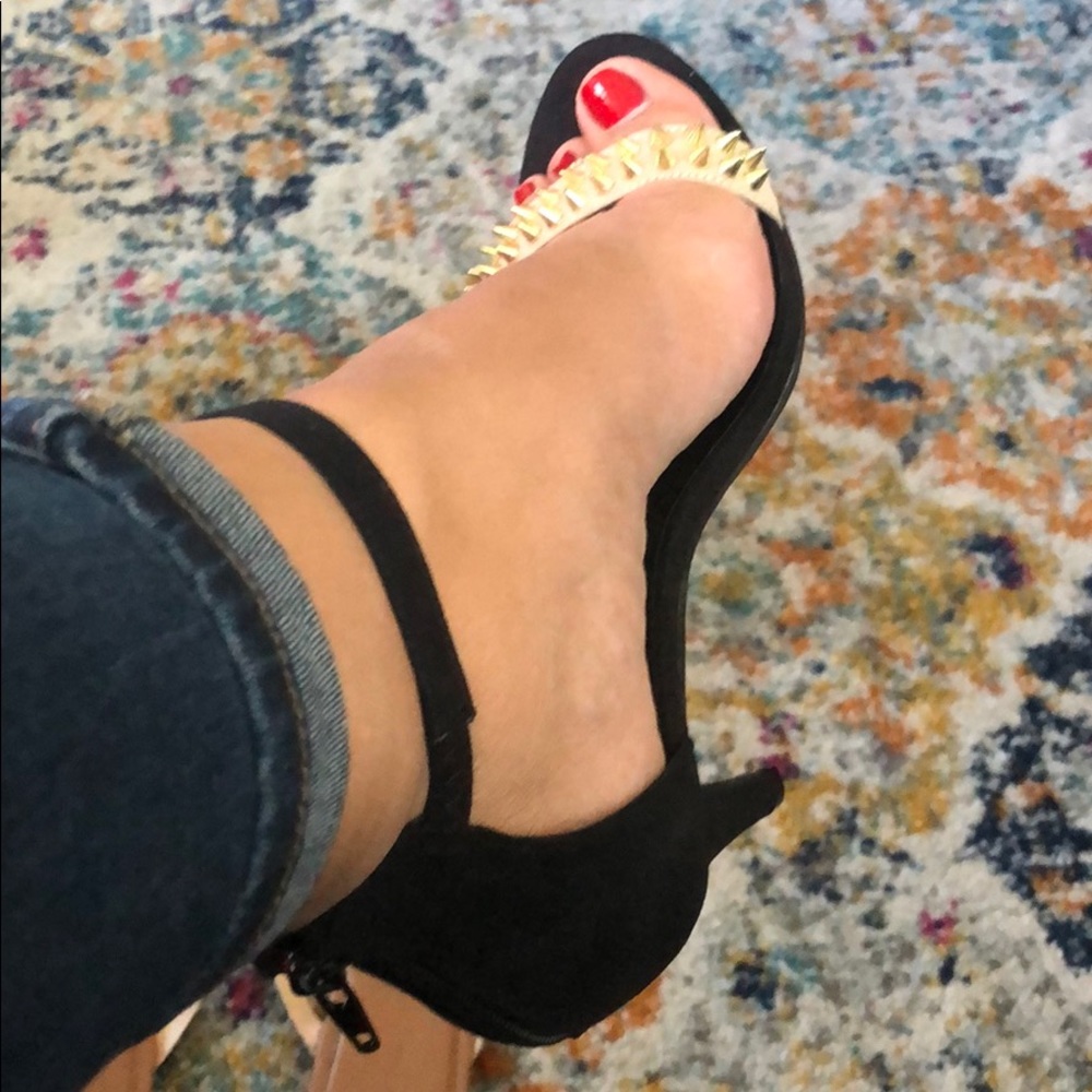 NIB 🛍 BLACK STRAPPY HEEL WITH GOLD TOE BAND STUDS